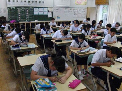 生徒会の呼びかけで復興支援のメッセージカードをかきました